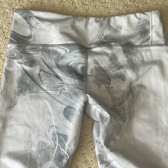 Alo Yoga Women’s White Marble Glossy Airbrush Capri Leggings Size Medium - Picture 6 of 11